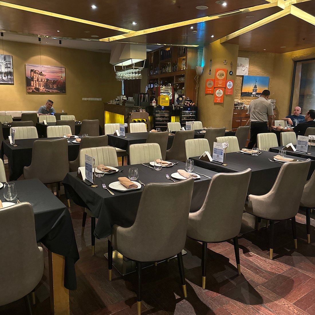 Efes Restaurant: Simfoni Rasa Mediterania dan Tradisi Kuliner Turki yang Memikat